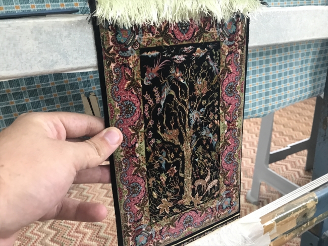 Küçük ipek halılar kadınların elinde hayat buluyor